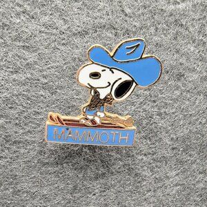 Vintage Aviva Peanuts Snoopy Cowboy Skiing Blue Hat Ski Pin Mammoth Resort